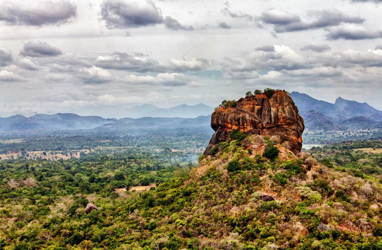 Vue sur le rocher du lion à Sigiriya