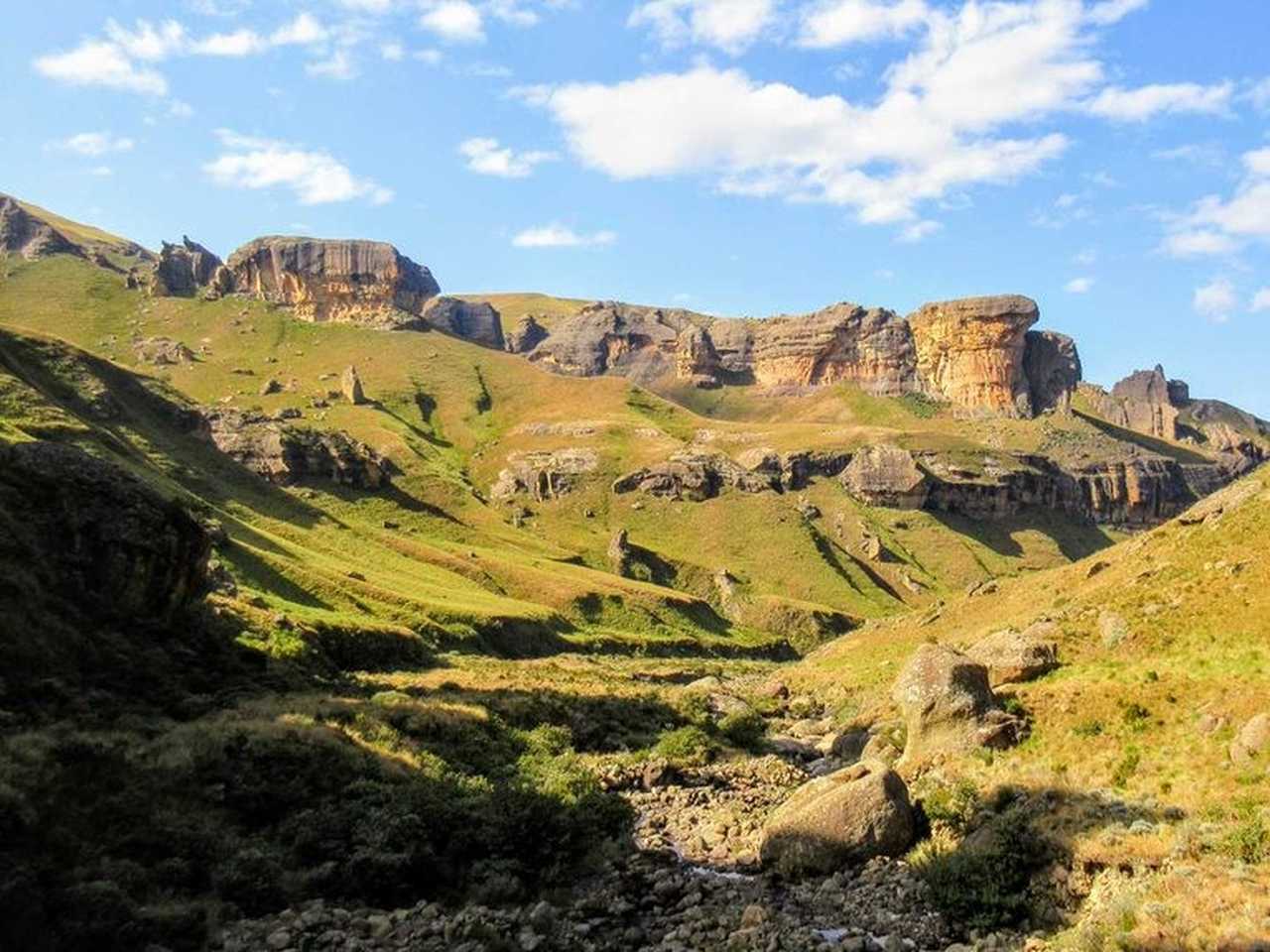 Vue sur le sommet de Rhino Peak dans le massif du Drakensberg en Afrique du Sud