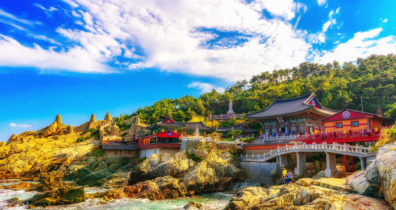 Vue sur le temple bouddhiste Haedong Yonggunsa situé en bord de mer