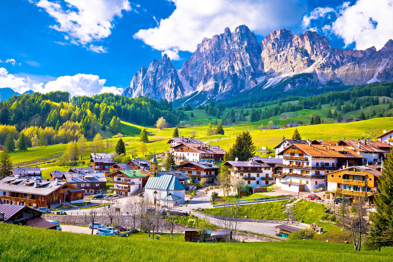 Vue sur le village de Cortina Ampezzo, Dolomites, Italie