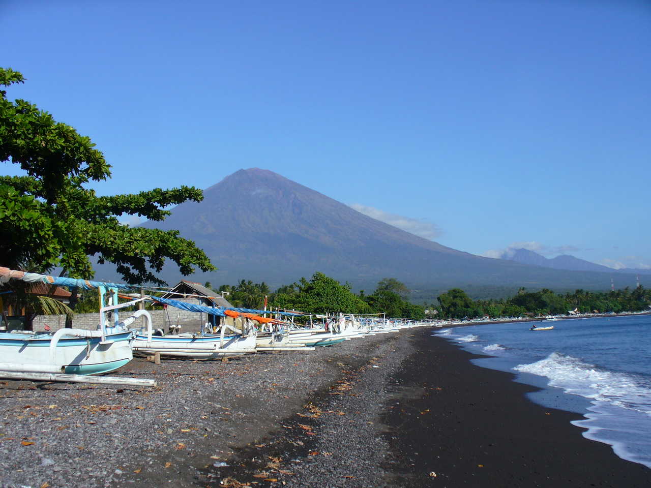 Vue sur le volcan Agung depuis la plage d'Amed