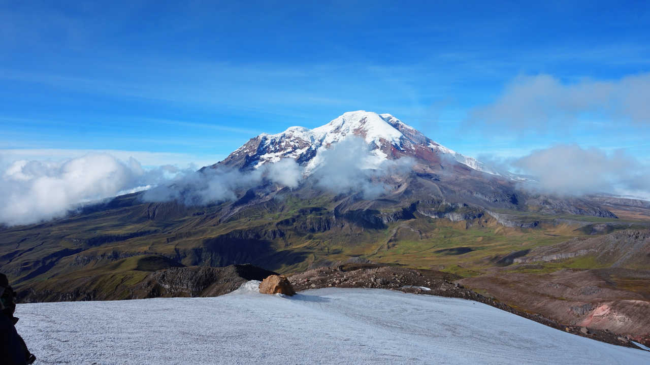 Vue sur le volcan Chimborazo depuis le  sommet du volcan Carihuairazo