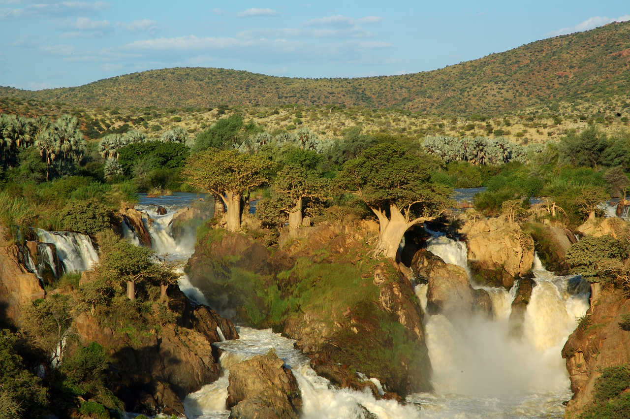 Vue sur les chutes d'Epupa dans la région du Kaokoland en Namibie