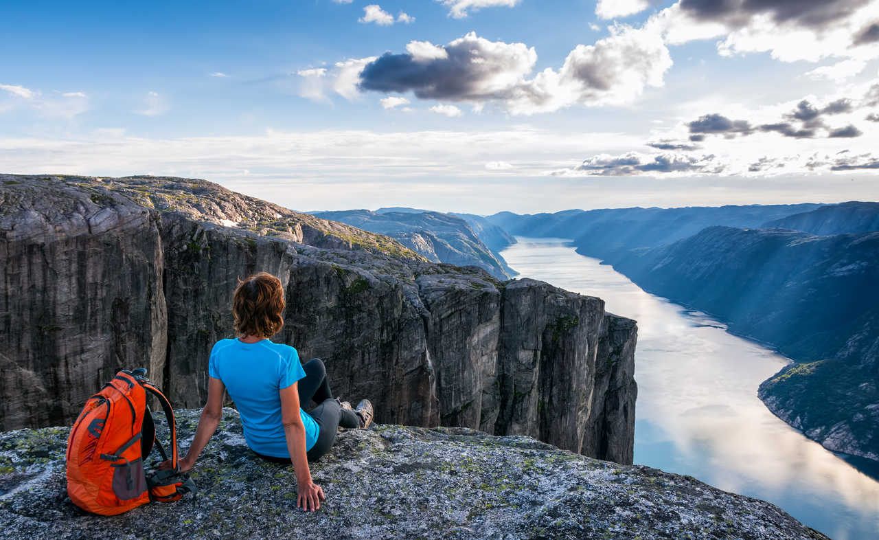 Vue sur les falaise de Norvège lors de la randonnée vers la roche de Kjerag au-dessus du fjord