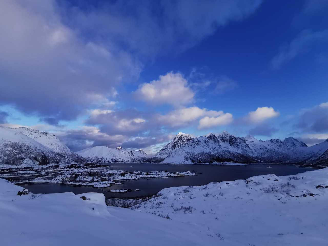 vue-sur-les-sommets-des-fjords-norvegiens-sous-la-neige-cyril-valois