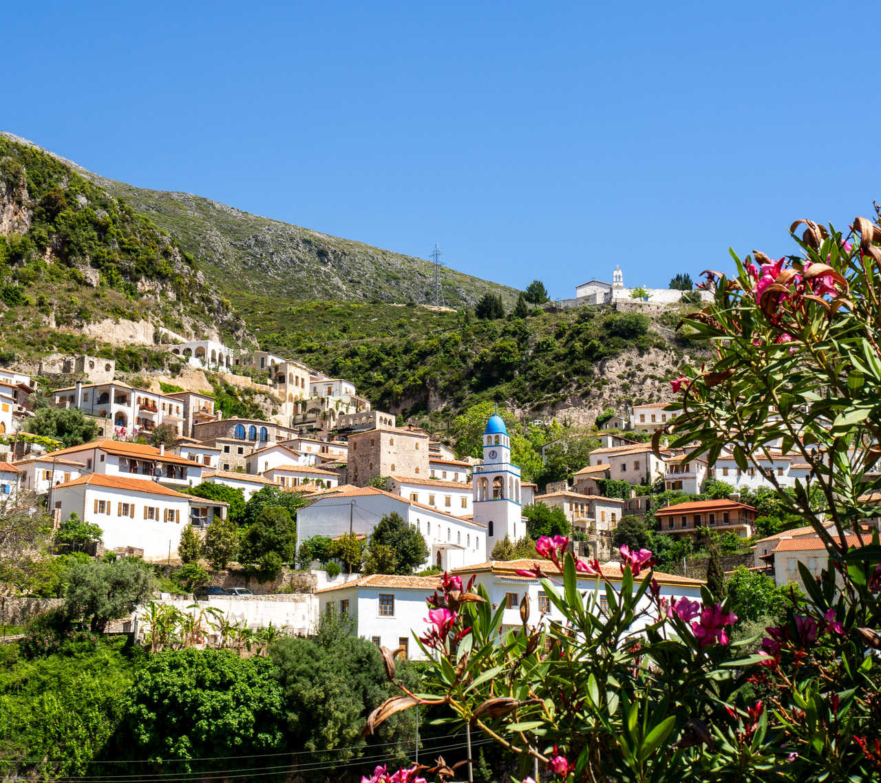 Vue sur les traditionnelles maisons en pierre du village de Dhermi, Albanie
