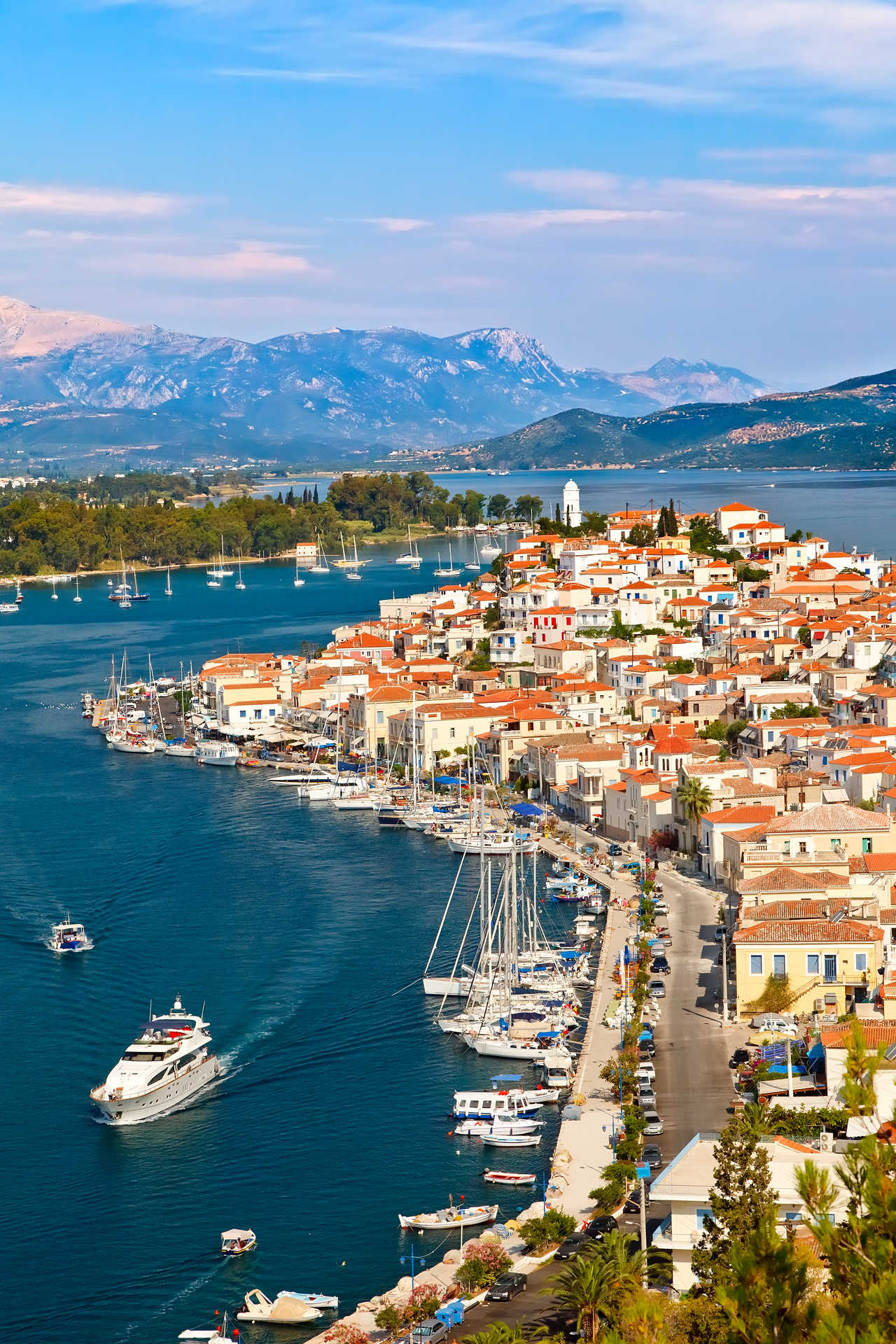 Vue sur l'île de Poros en Grèce