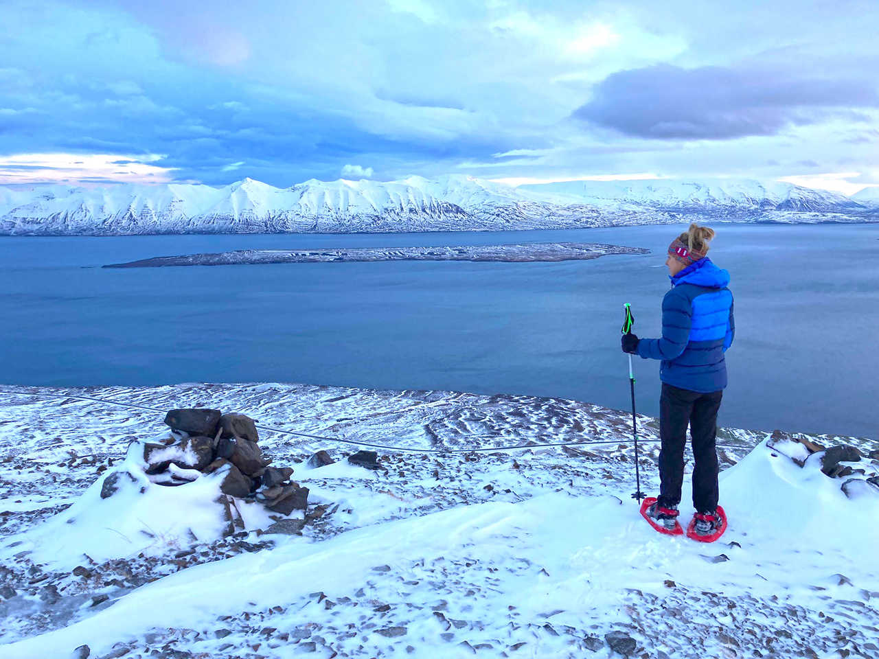 Vue sur l'océan en Islande, voyage en hiver