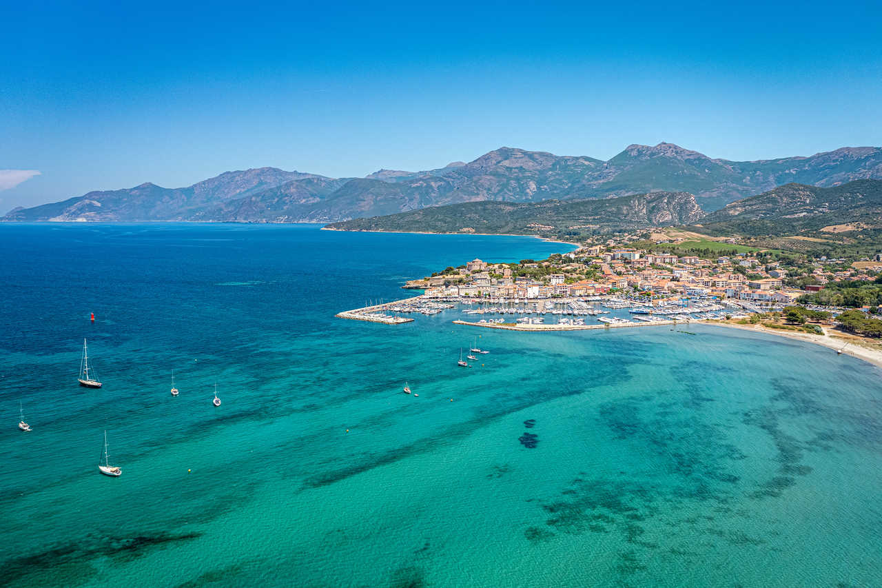 Vue sur Saint Florent et ses eaux turquoise, Haute Corse