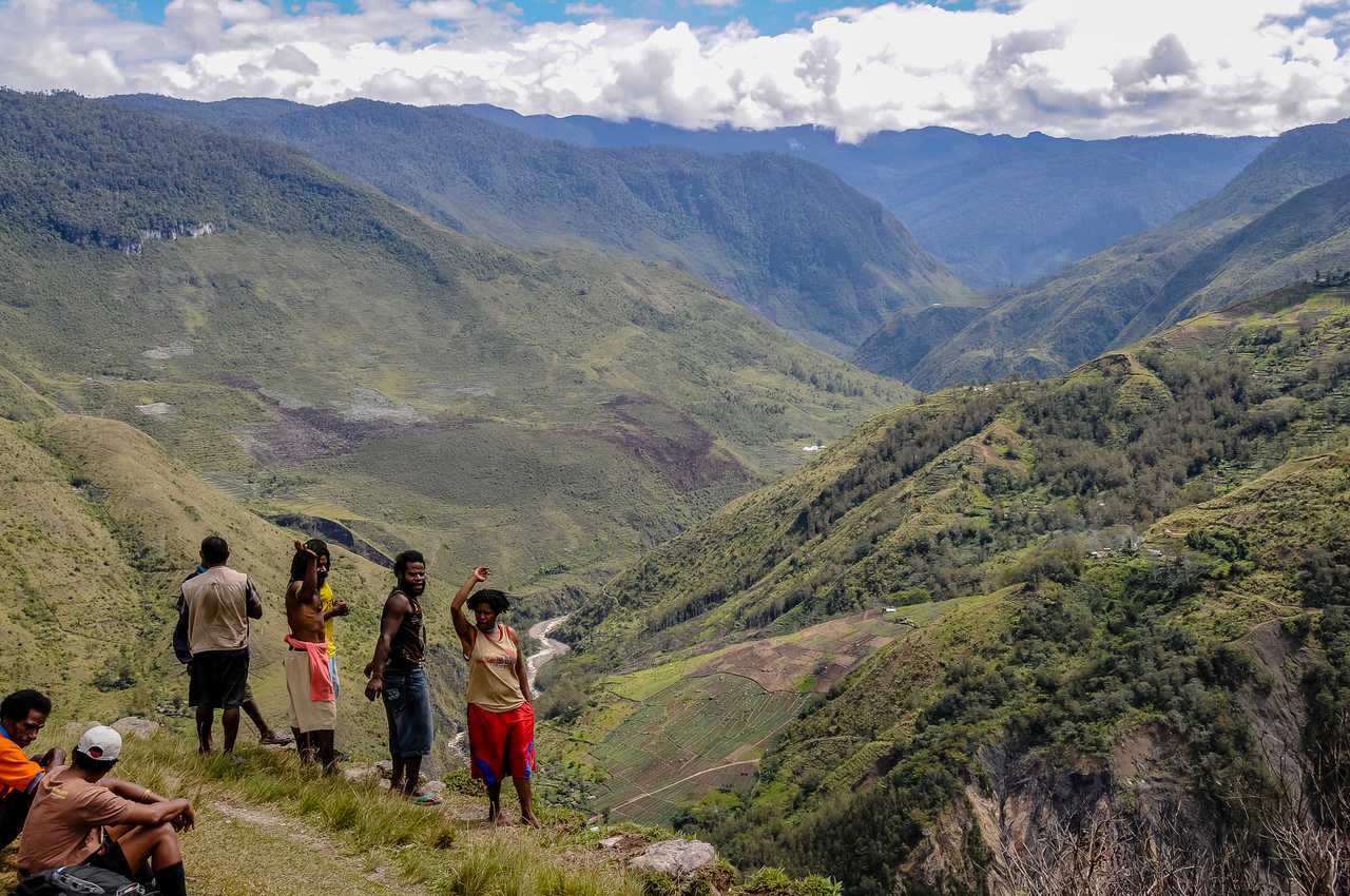 Vue sur une vallée de Papouasie et ses habitants