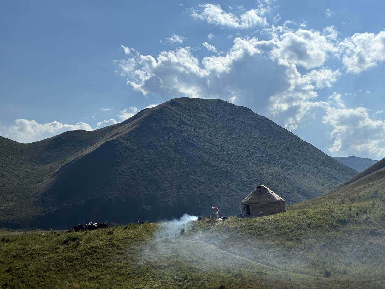 Yourte dans une vallée au Kazakhstan