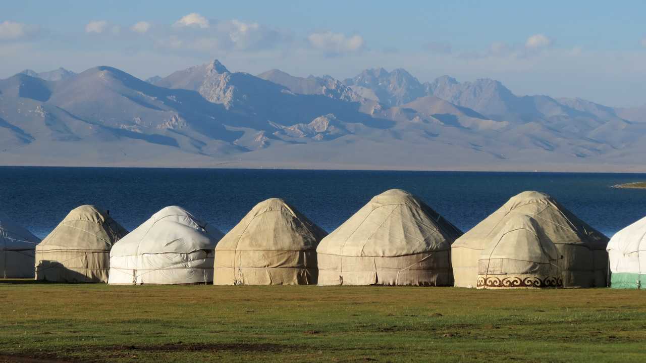 Yourtes aux abords du lac Song Kul