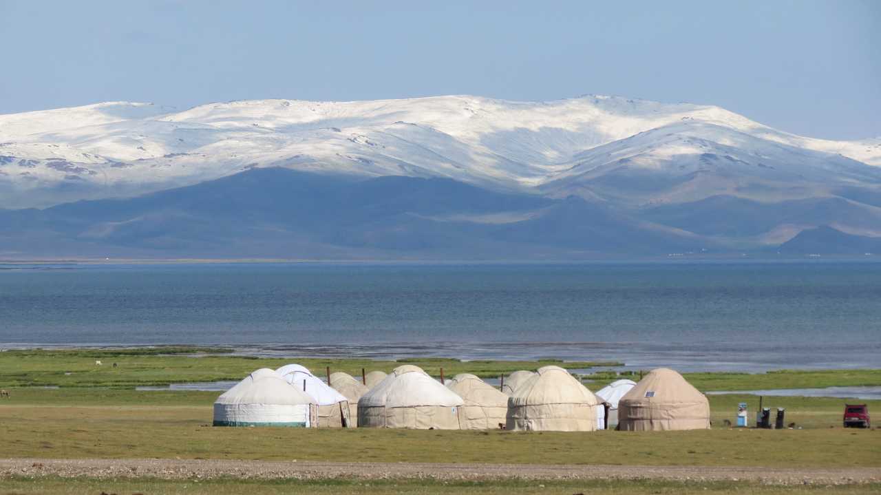 Yourtes devant le lac Song Koul Kirghizie