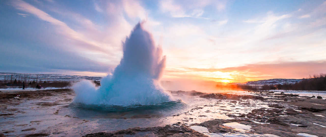 Explosion de Strokkur © Zinaida Sopina Explosion du geyser Strokkur sur le cercle d'or en Islande