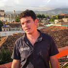 Rafael, guide Altaï Cuba devant les toits de le ville de Trinidad