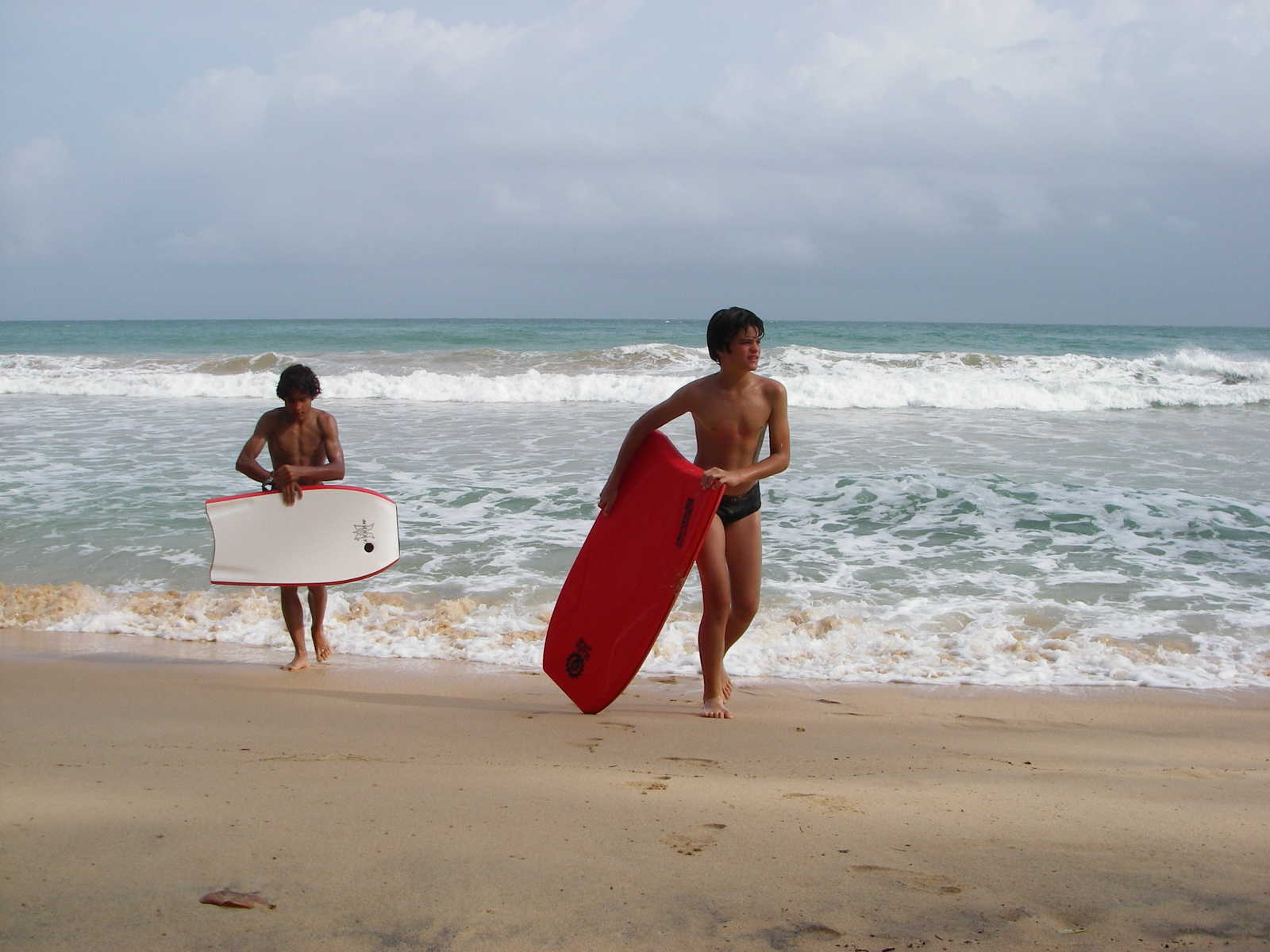 Adolescent faisant du bodyboard sur la plage de Mirissa au Sri Lanka © N. PEUGEOT