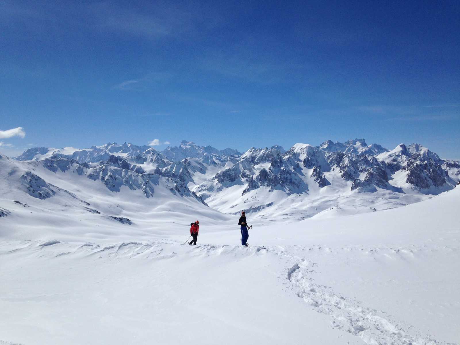 Ambiance grand blanc en randonnée raquettes dans la Haute vallée de la Clarée, Alpes du sud © Vigneron Perrine