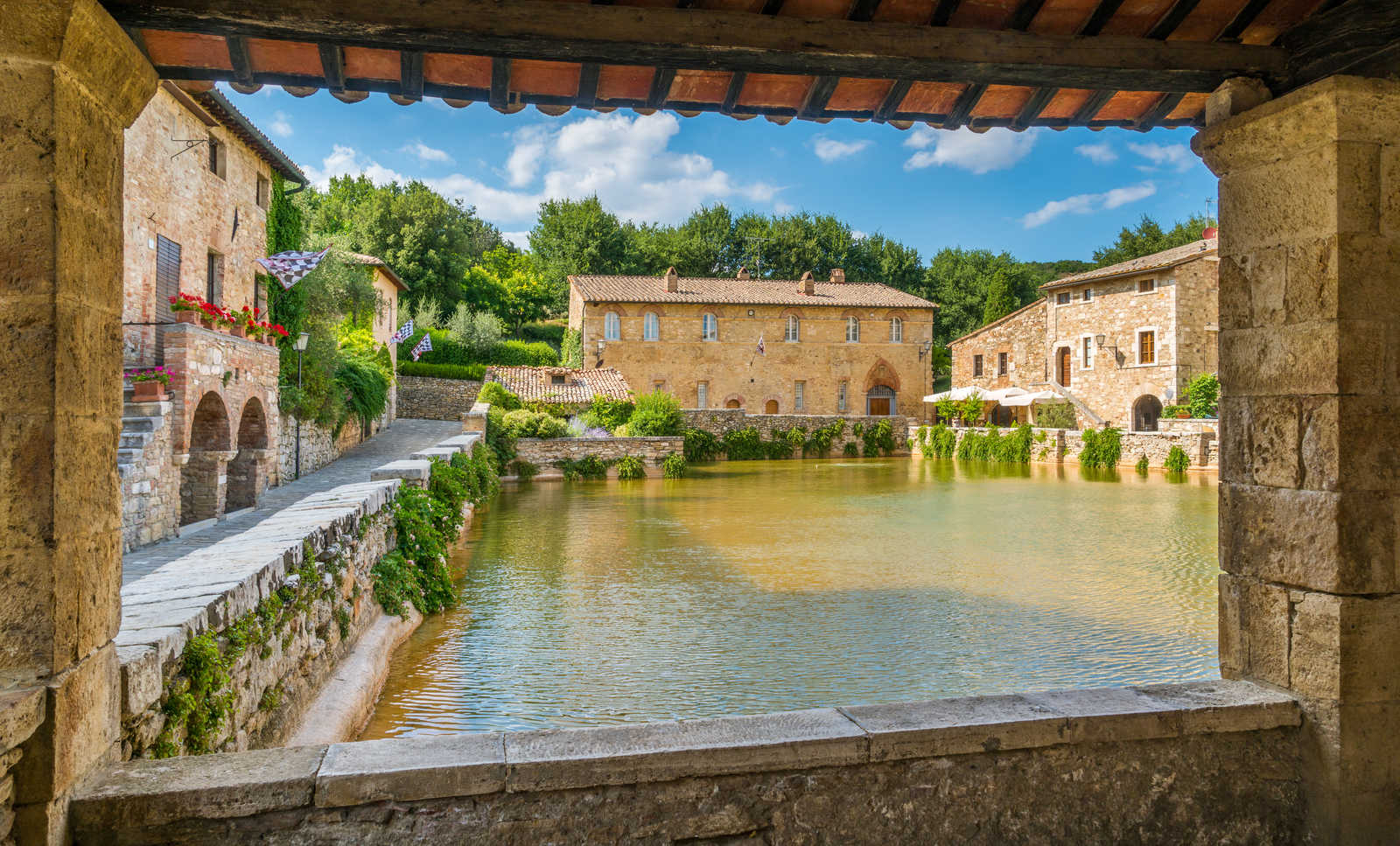 ancien bassin thermal dans le village de Bagno Vignoni © E55Evu