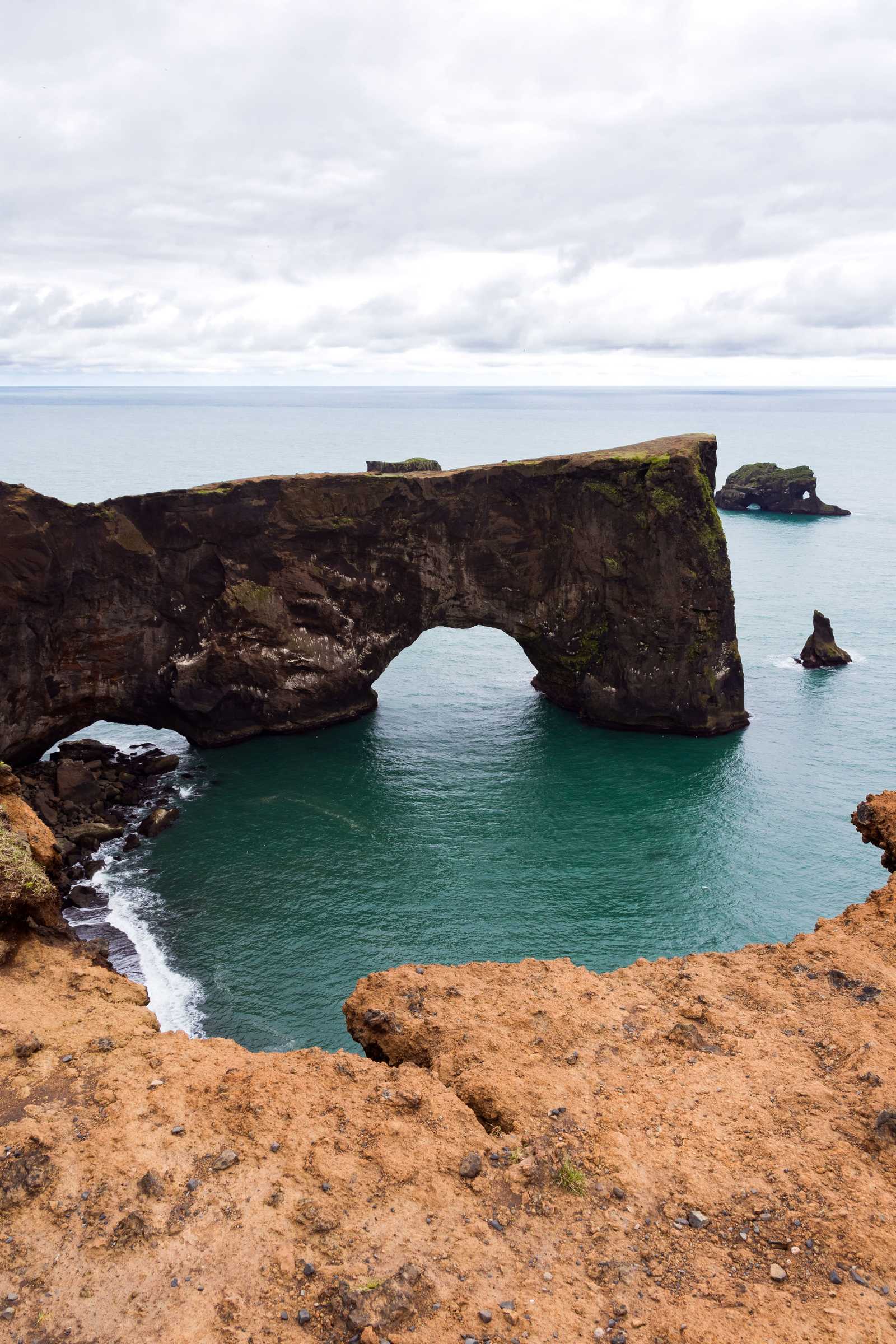 Arches de Dyrhólaey et plage de sable noir sur la côte sud © Unsplash