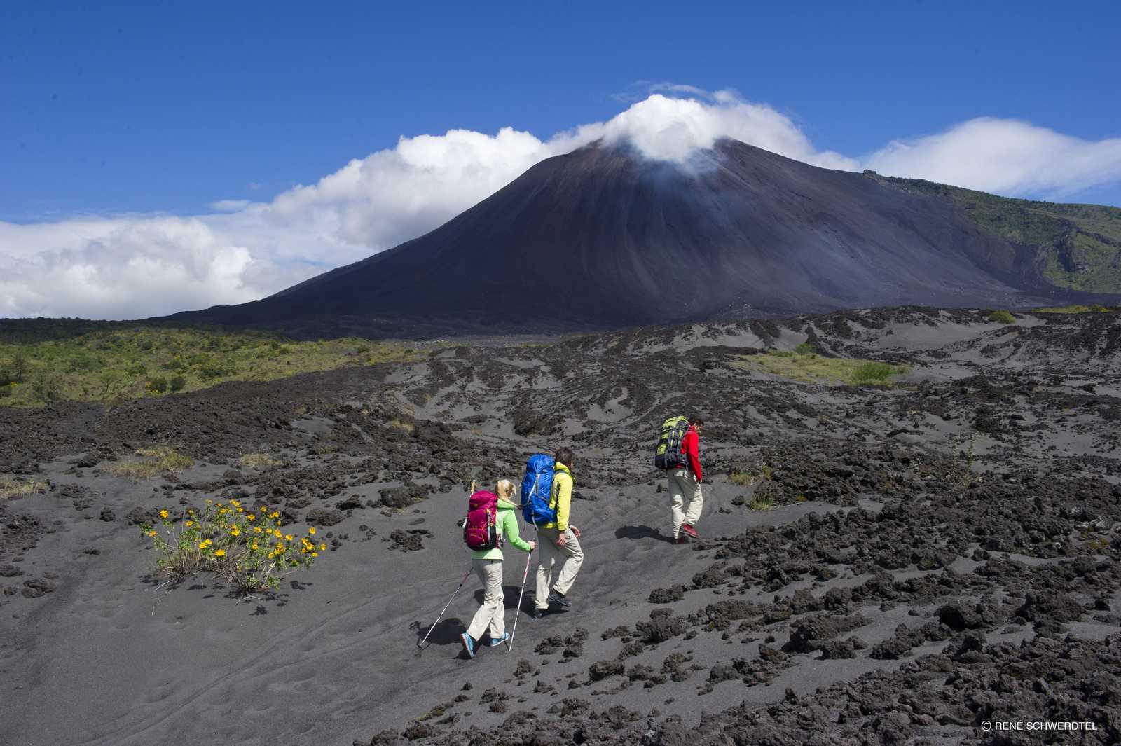 Ascension au volcan Pacaya Guatemala © Schwerdtel René