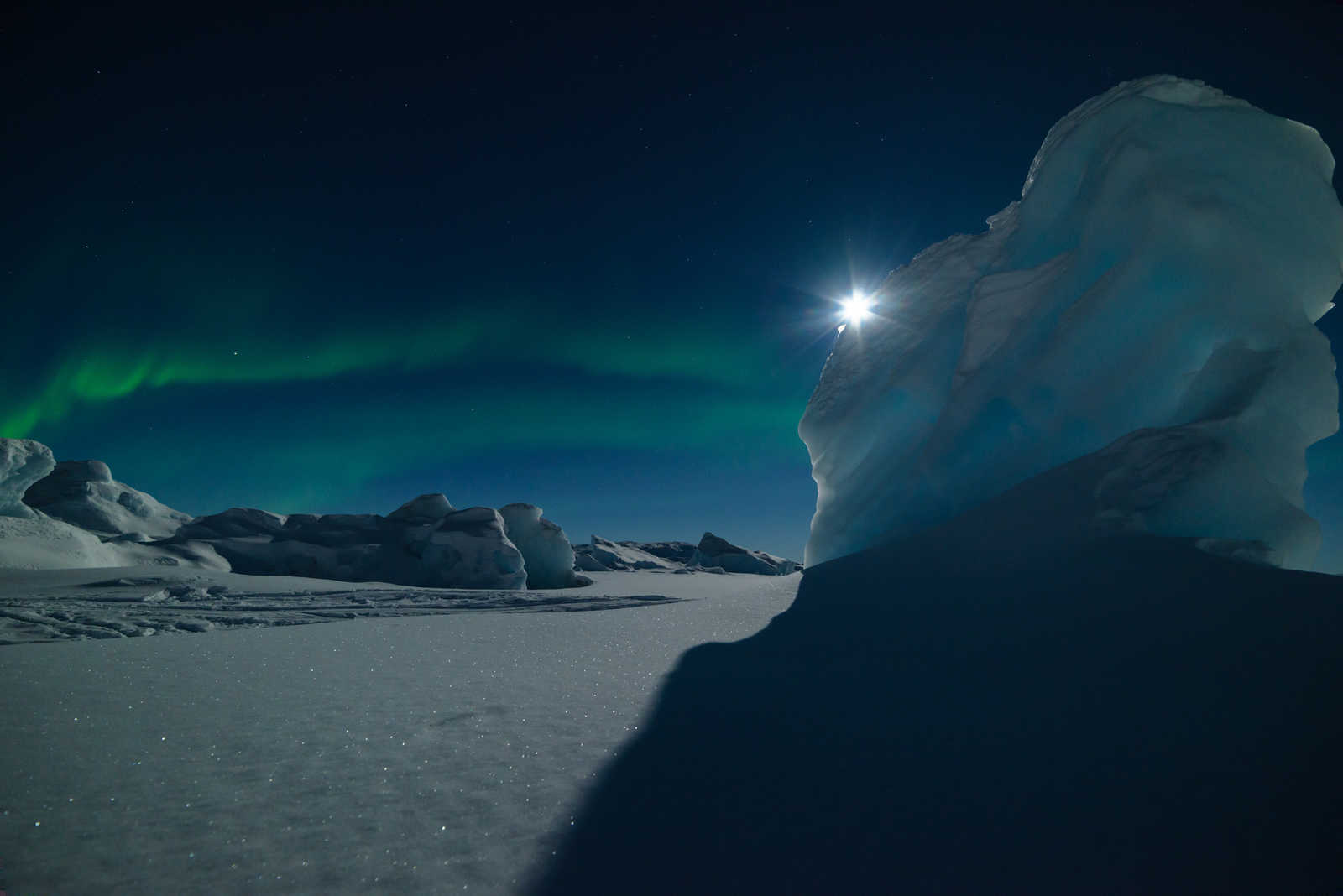 Aurore boréale et iceberg Groenland © Julien Million