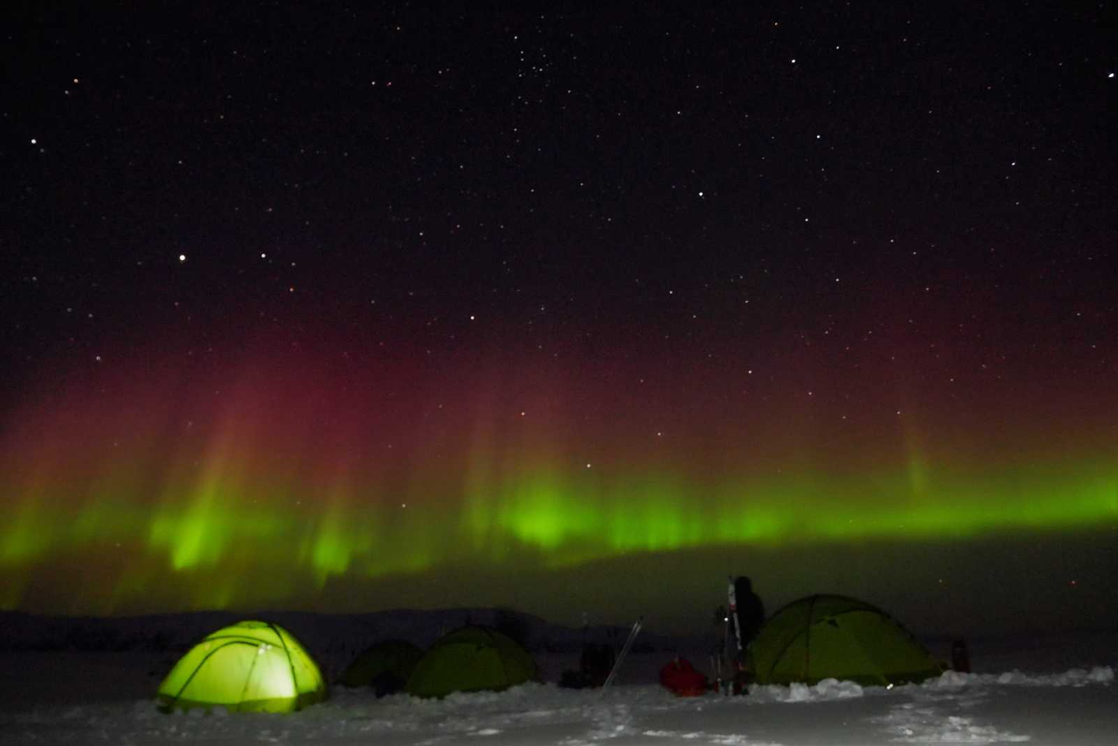 Aurores boréales au-dessus du camp © Legain Clément