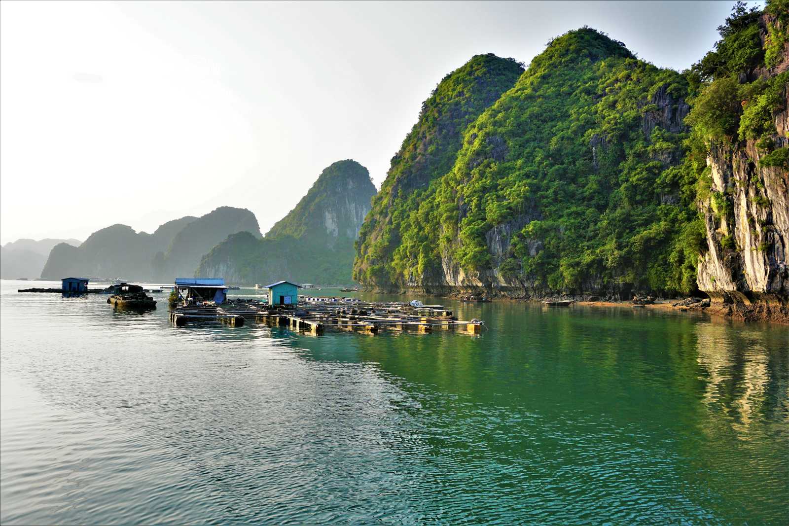 Baie d'Halong au Vietnam © Agata