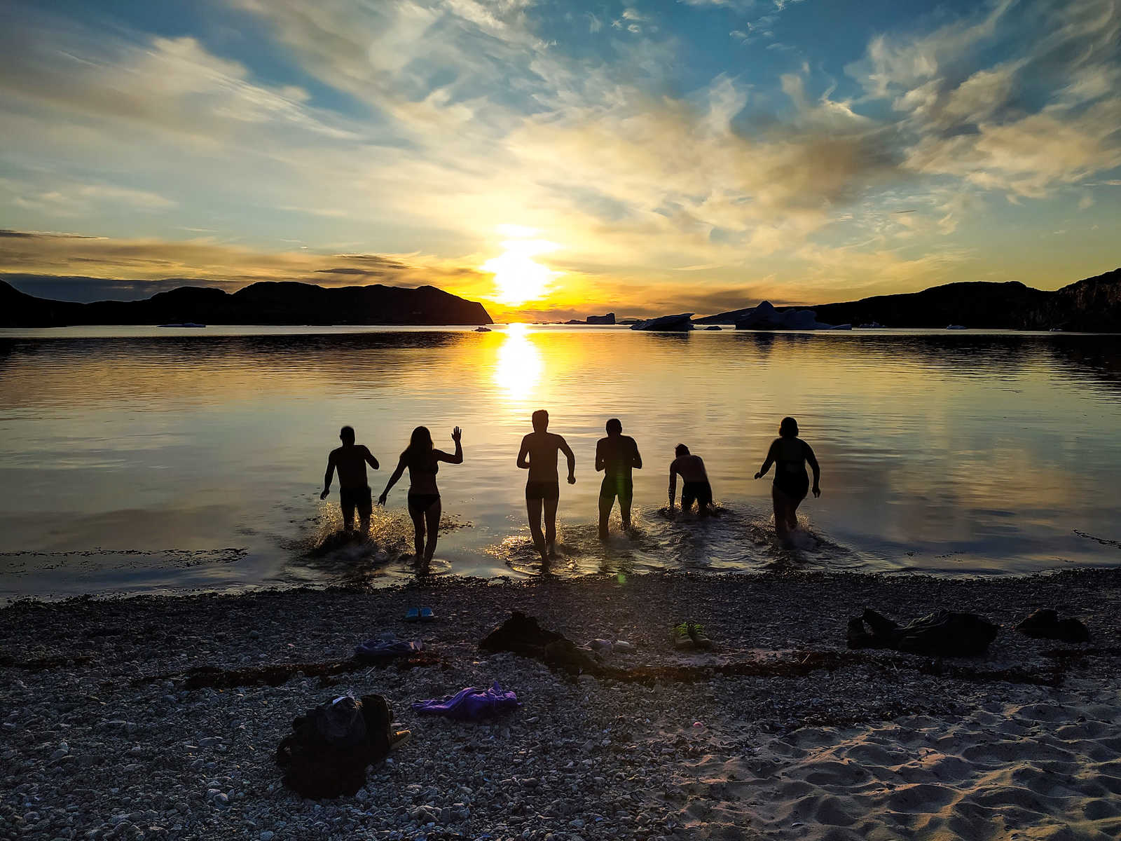 Baignade sous le soleil de minuit © De Fréminville Caroline