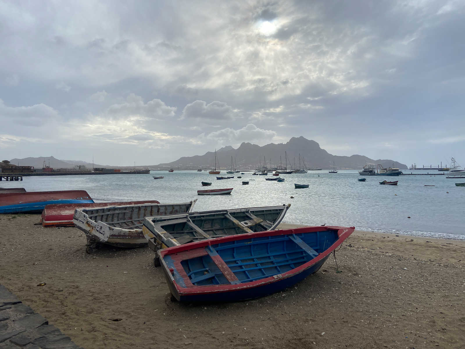 barques au bord de l'eau au Cap Vert © Geny Alice