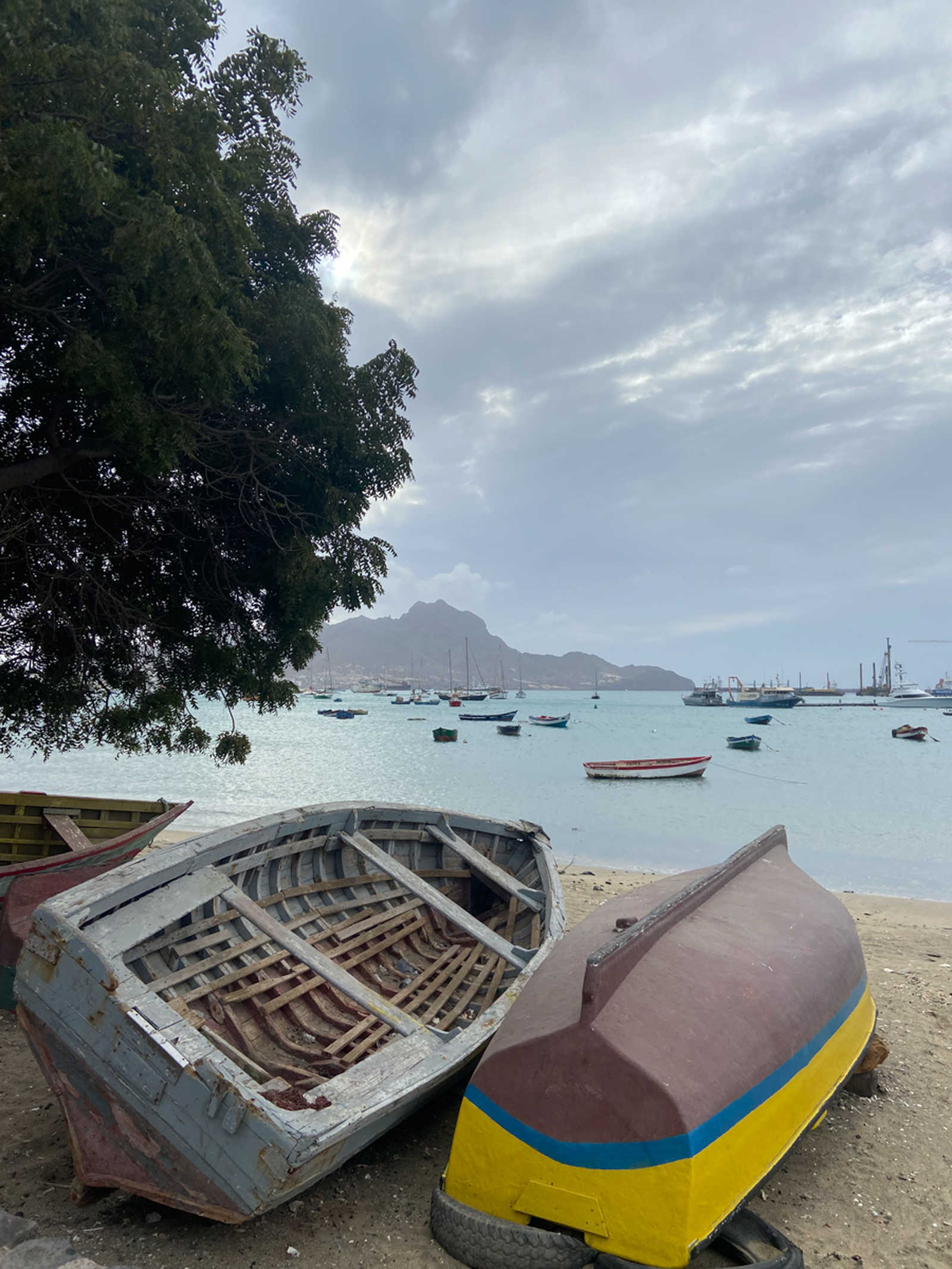 barques au bord de l'eau au Cap Vert © Geny Alice