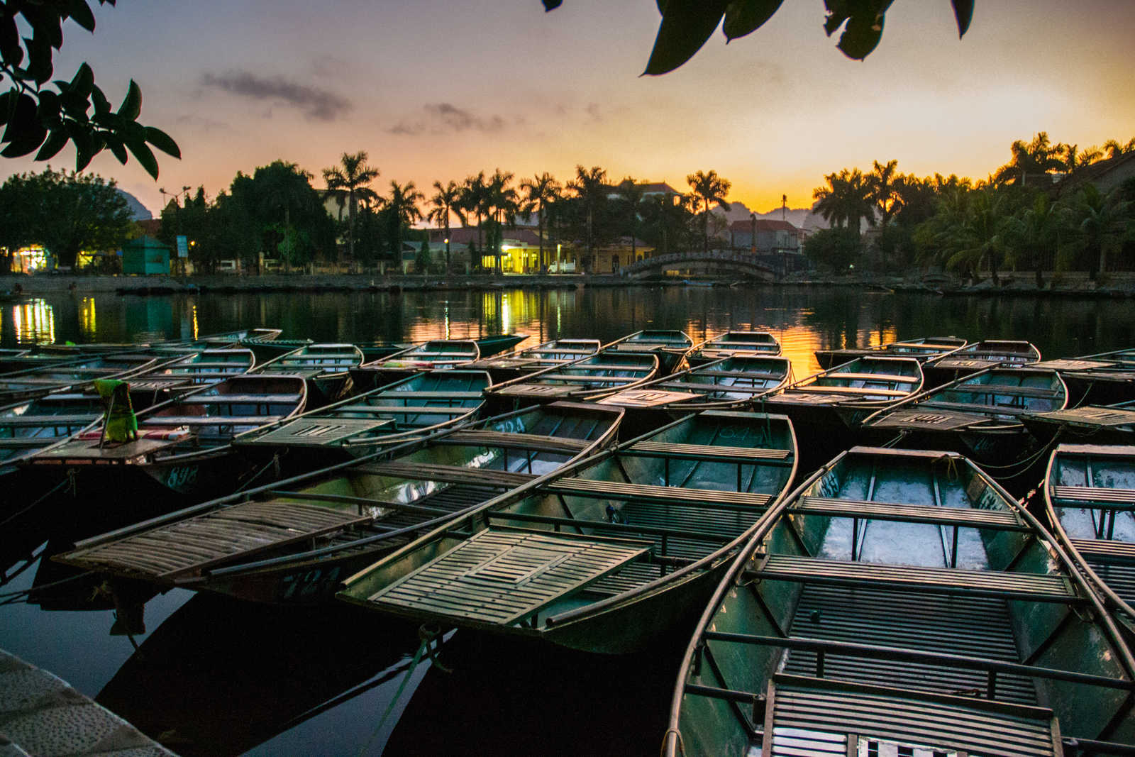 Barques dans la baie d'Ha Long terrestre, Vietnam © Mathlou