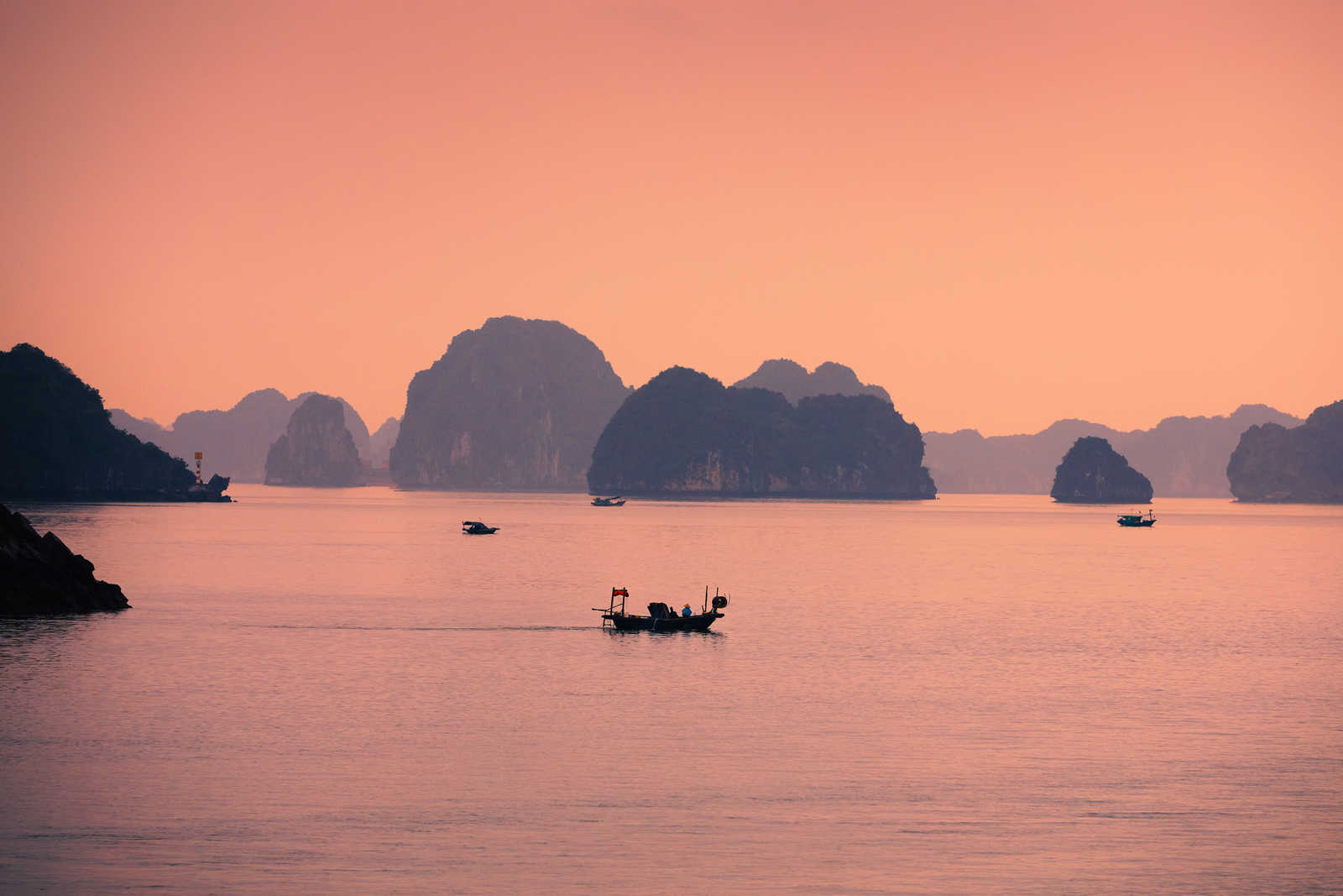Bateaux sur la Baie d'Ha long au Vietnam © Chalabala