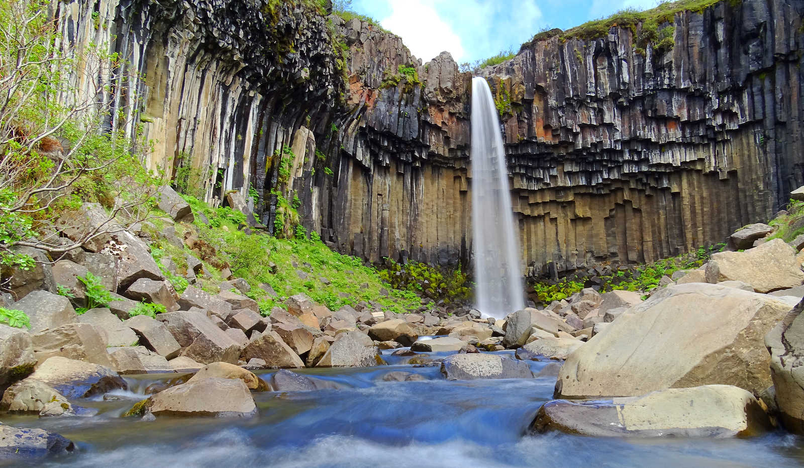Svartifoss la cascade en orgue basaltique au sein du Parc Vatnajokull © Legain Clément