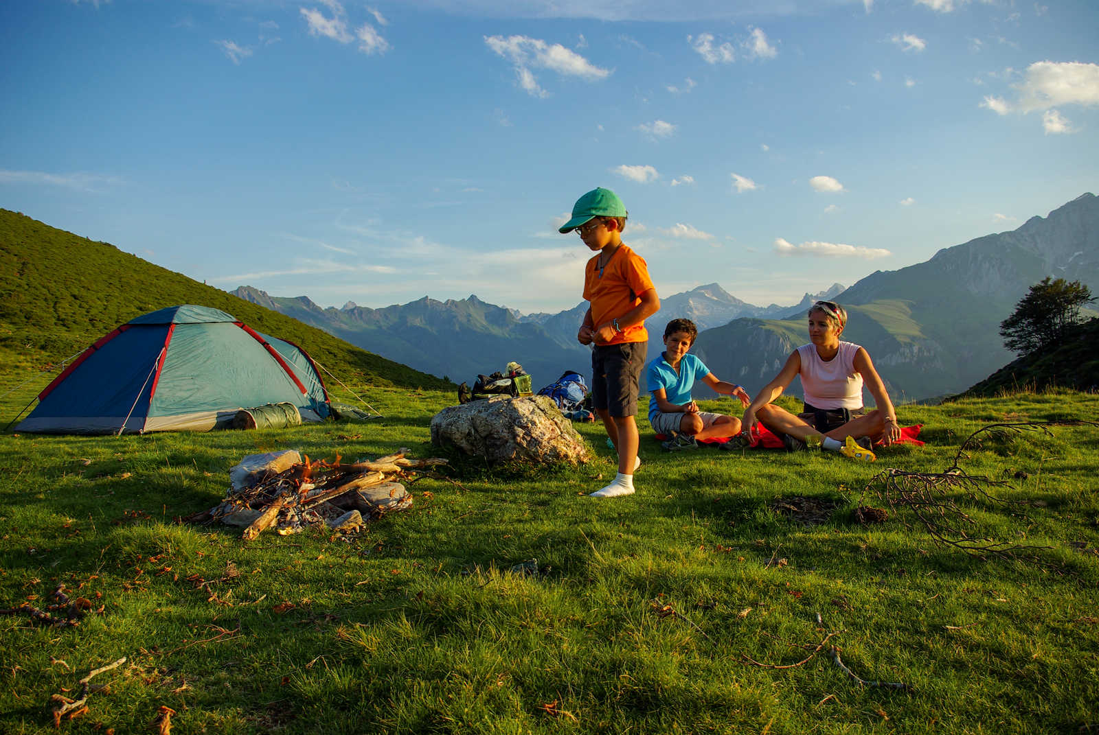 Bivouac en famille dans le Val d'Azun,  Pyrenees © La Balaguère