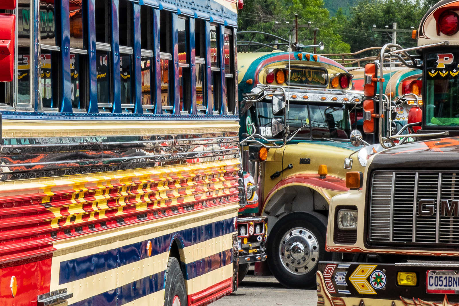 Bus colorés Antigua Guatemala © Mikevanschoonderwalt