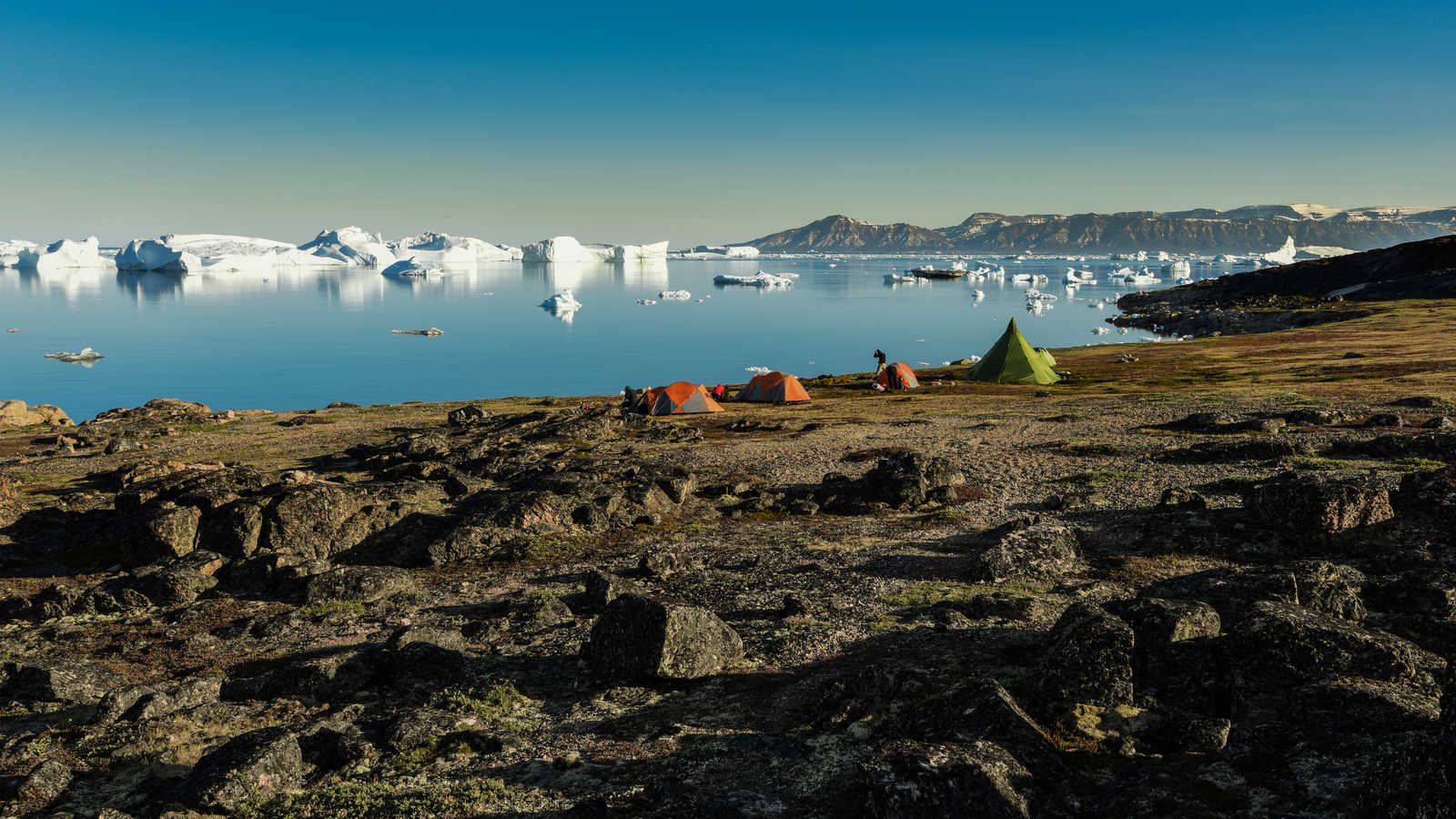 Camp au pied des icebergs, Groenland © Julien Million