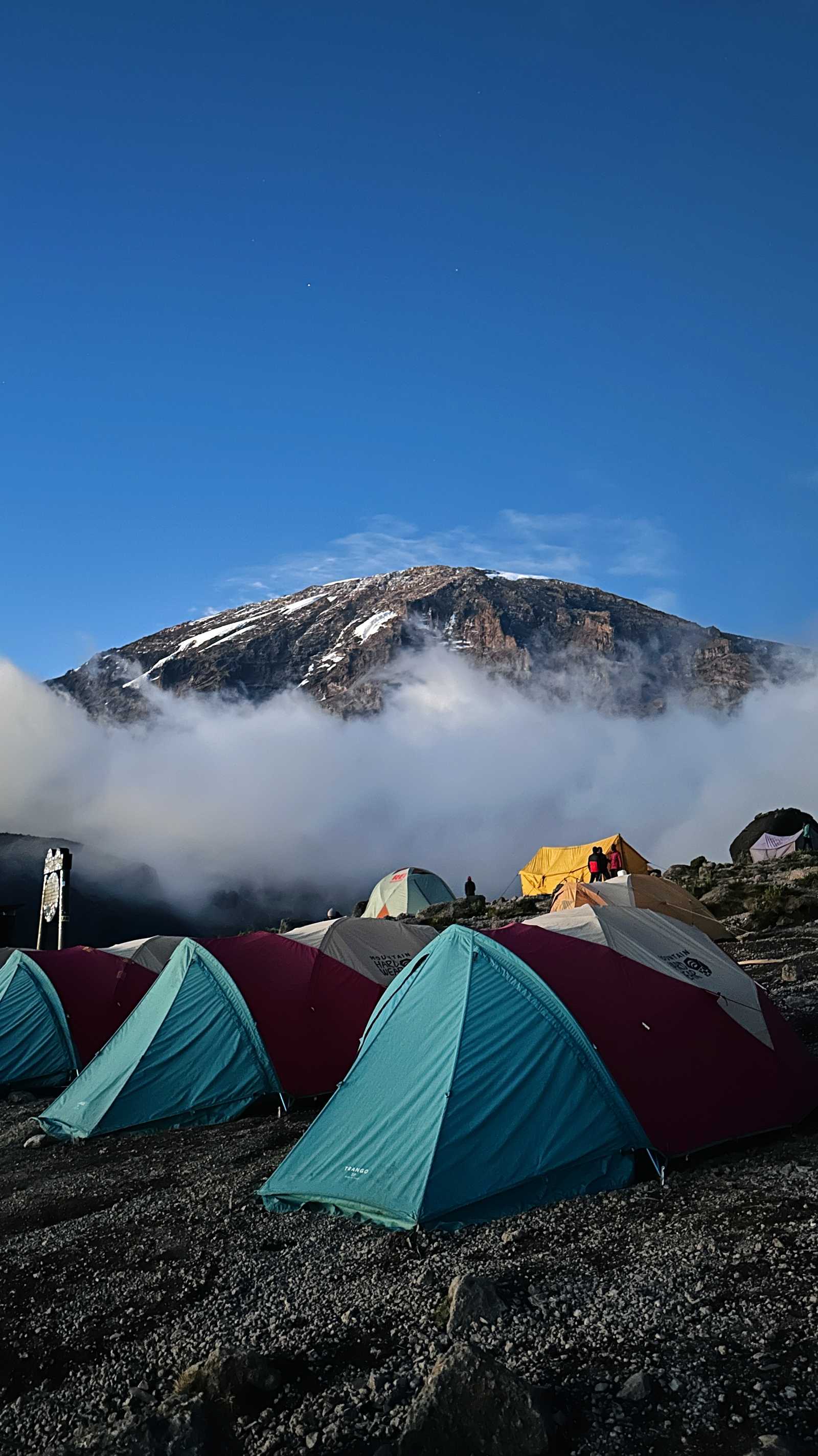 campement pendant l'ascension du Kilimandjaro en Tanzanie © Perrin Kalani