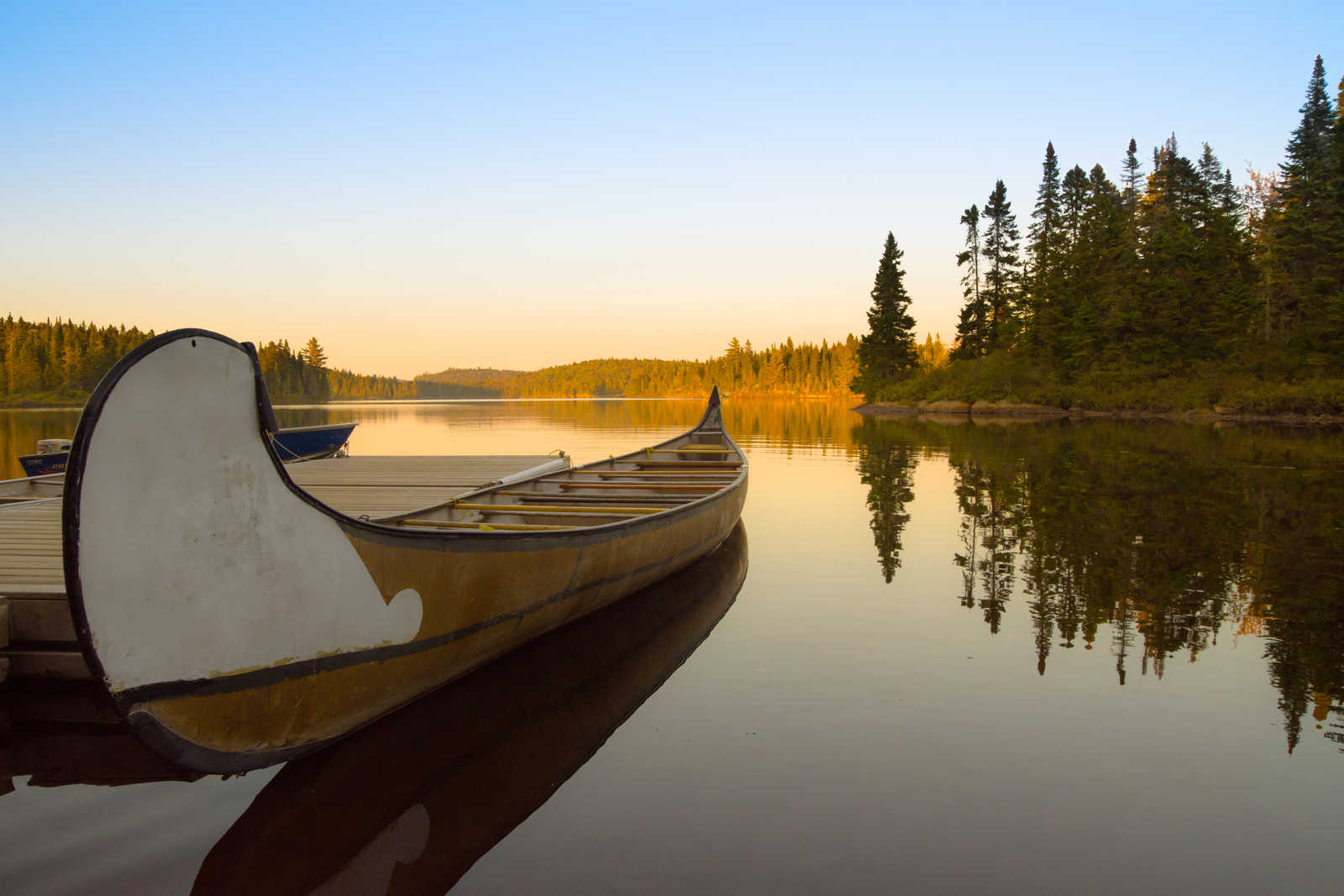 Canoe sur un lac dans le parc National de la Mauricie au Quebec Canada