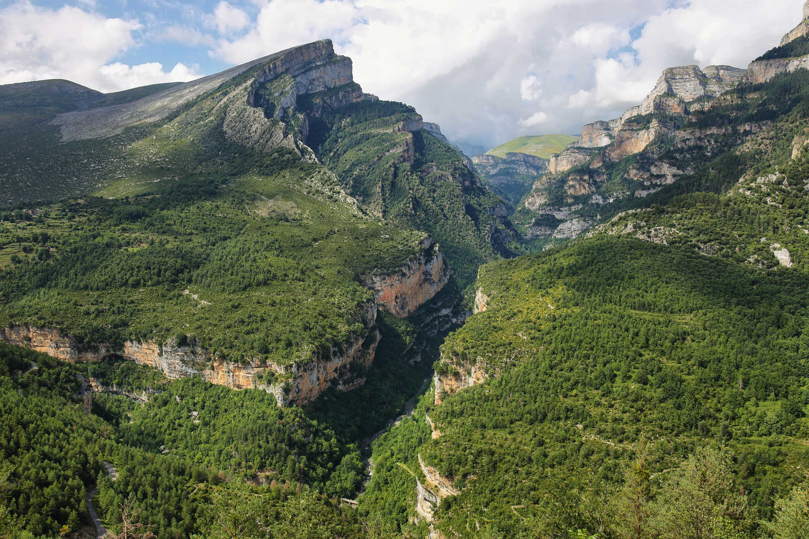 Canyon d'Ordesa dans les Pyrénées © Estivillml