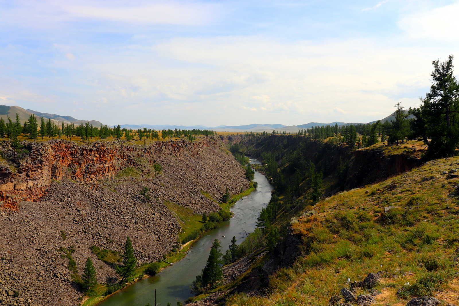 Canyon et  rivière Chuluut en Mongolie © Vitali