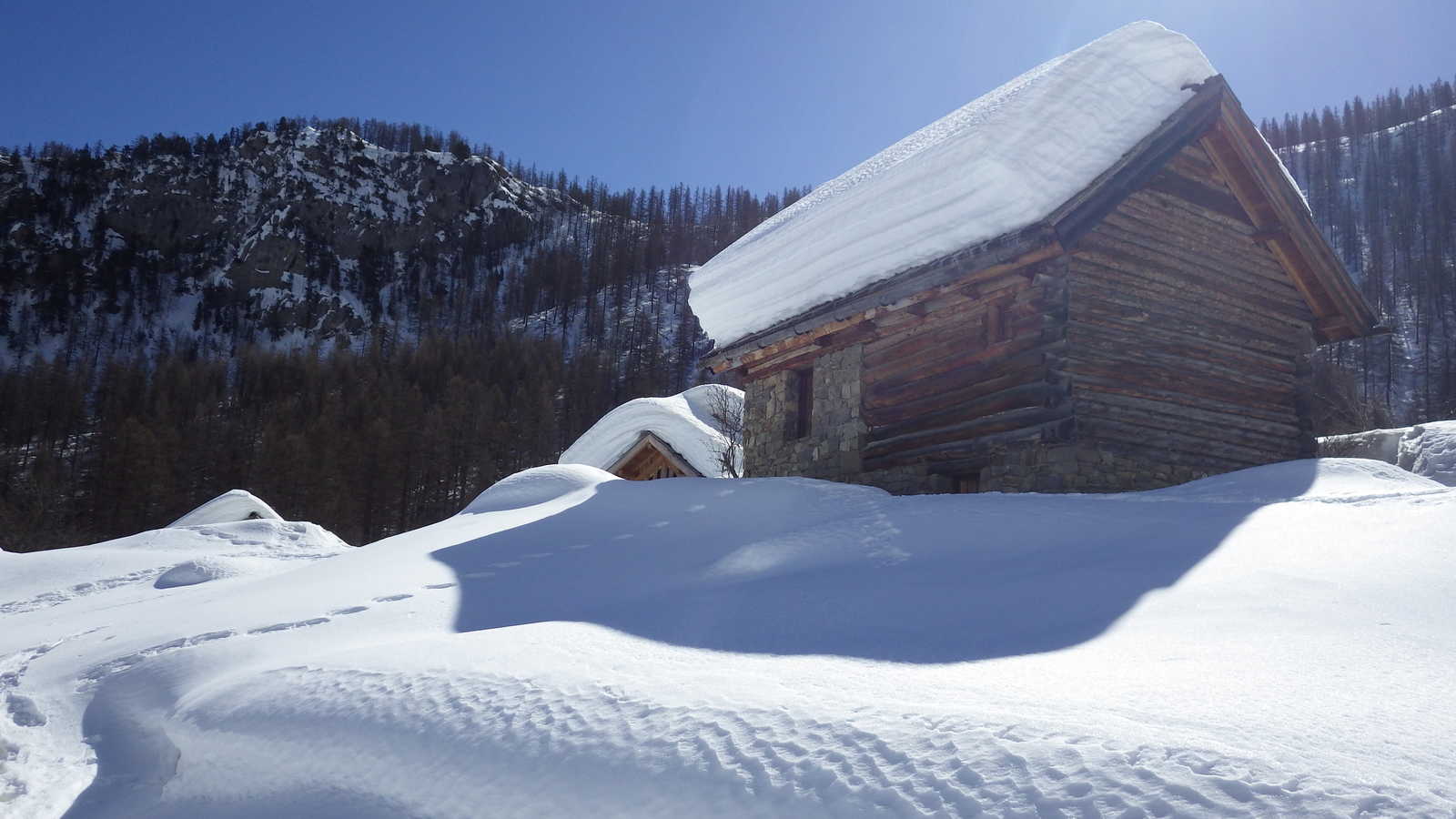 Chalet dans le massif de Écrins dans les Alpes en France © Vigneron Perrine