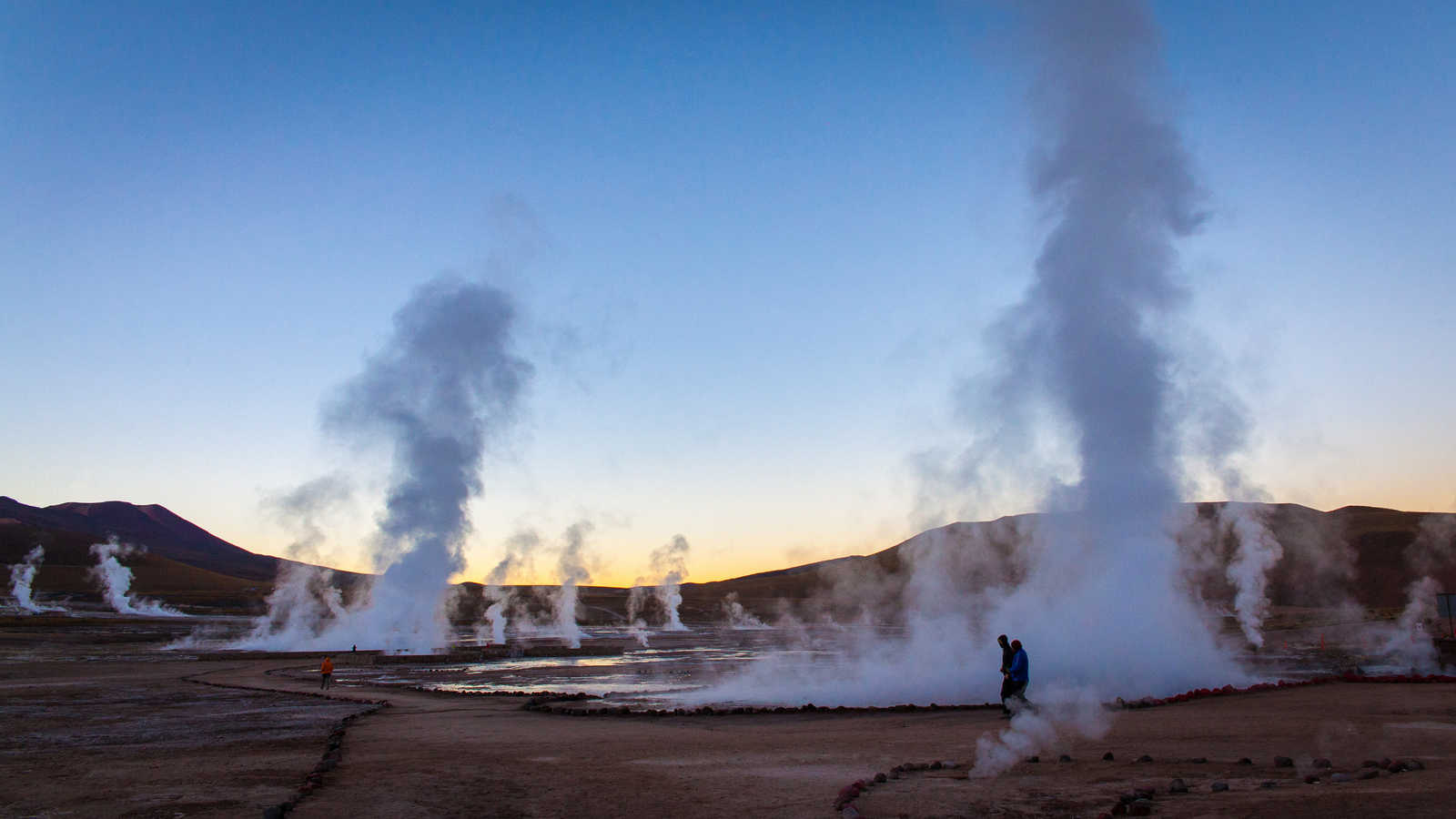 Champ géothermique des geysers du Tatio au lever du soleil, Chili © Arthur