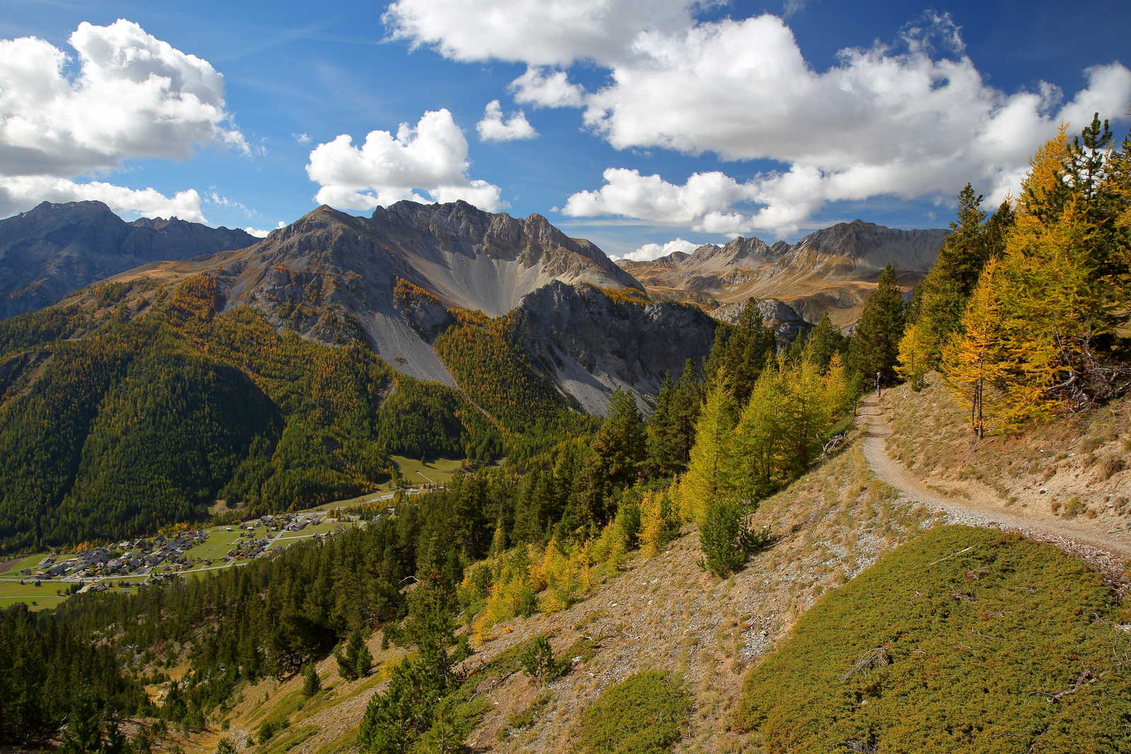 Chemin de randonnée dans la vallée d'Arvieux, région du Queyras © Christophe Cappelli