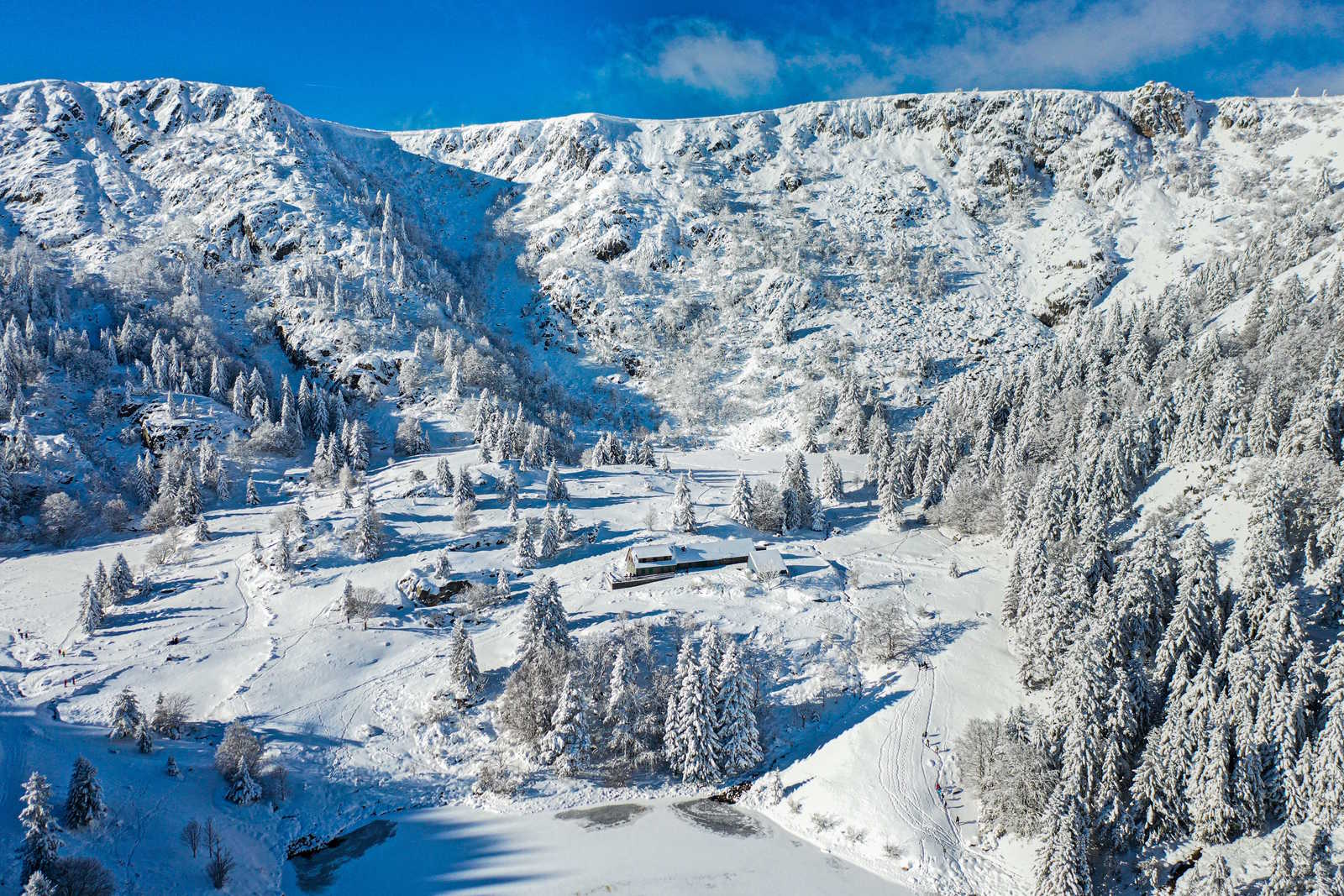 Chemin enneigé entre le lac du Forlet (lac des Truites) et Gazon du Faing, Vosges © Lagocki Christophe
