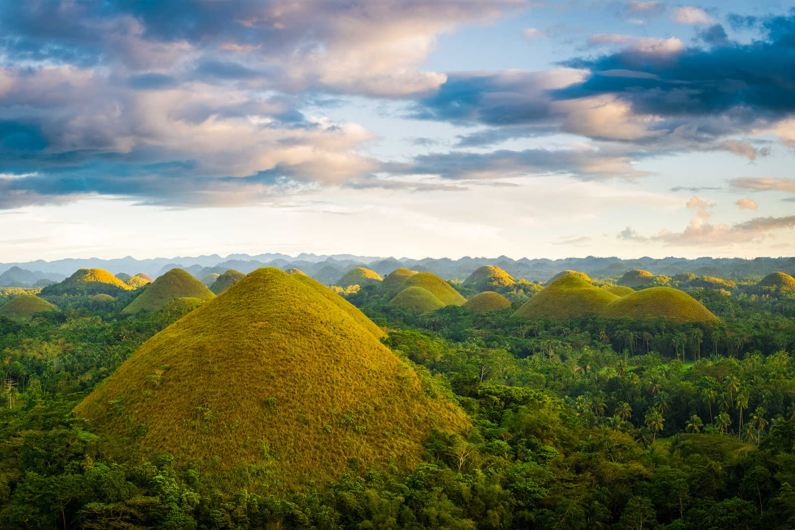 Chocolate Hills, Philippines © Maciejr23