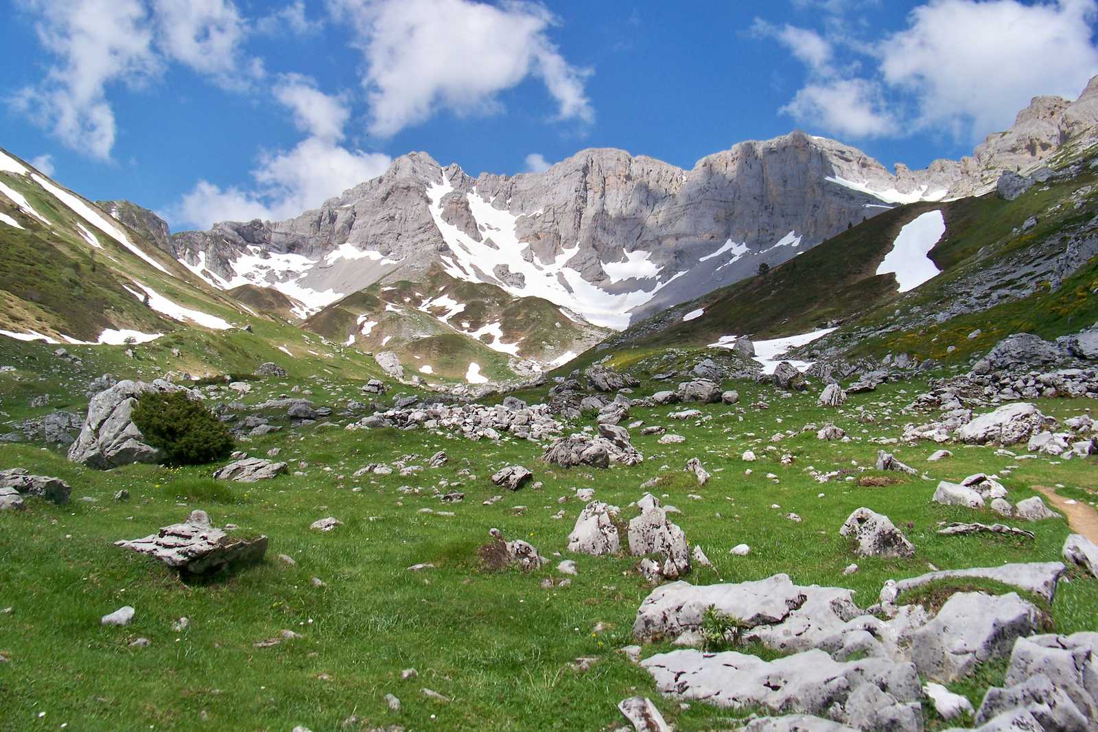 Cirque de Lescun dans les Pyrénées © Hlne