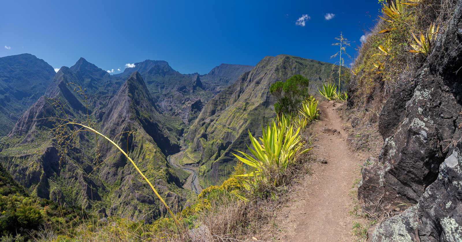 Trek entre Cirques et Pitons, des Neiges à la Fournaise Voyage Réunion Atalante