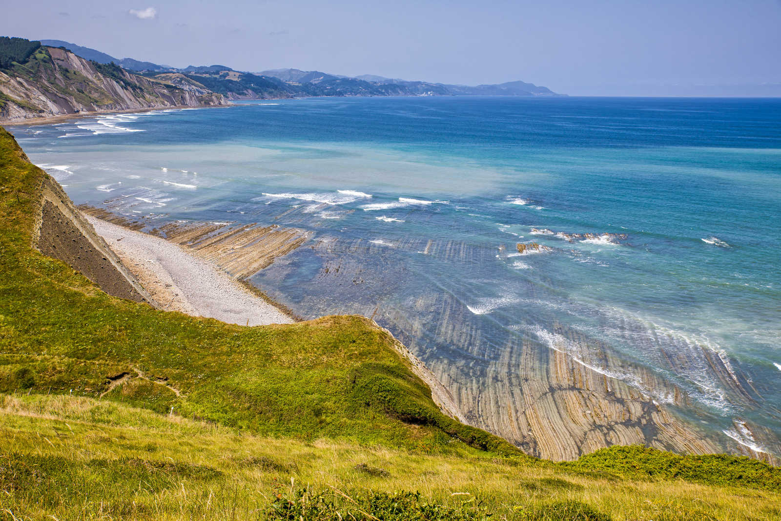 Côte de Zumaia avec sa construction géologique unique en Espagne © Bluemanxl