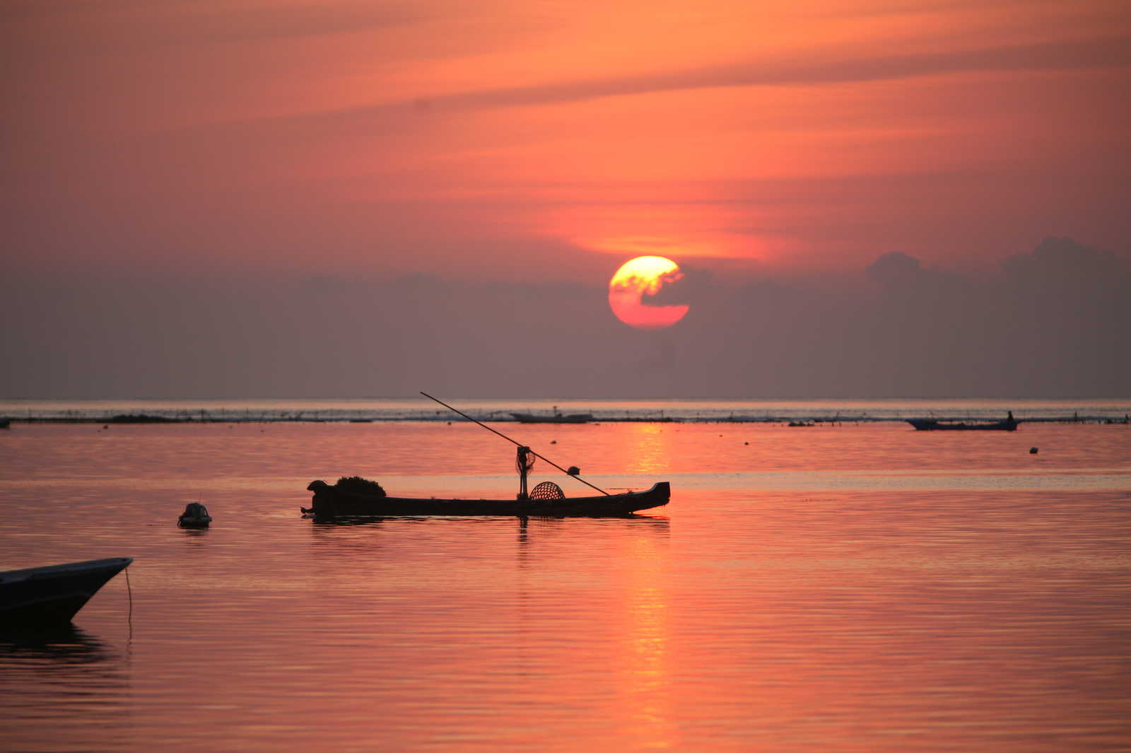 Couché de soleil à Nusa Lembongan sur les cultures d'algues © Flu4022