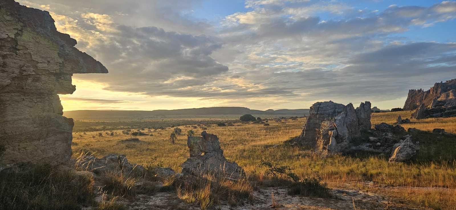 Couché de soleil dans le parc de l'Isalo à Madagascar © Resta Lidia
